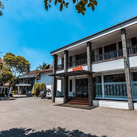 Super Oyo 686 Bunga Karang Hotel Bekasi Esterno foto
