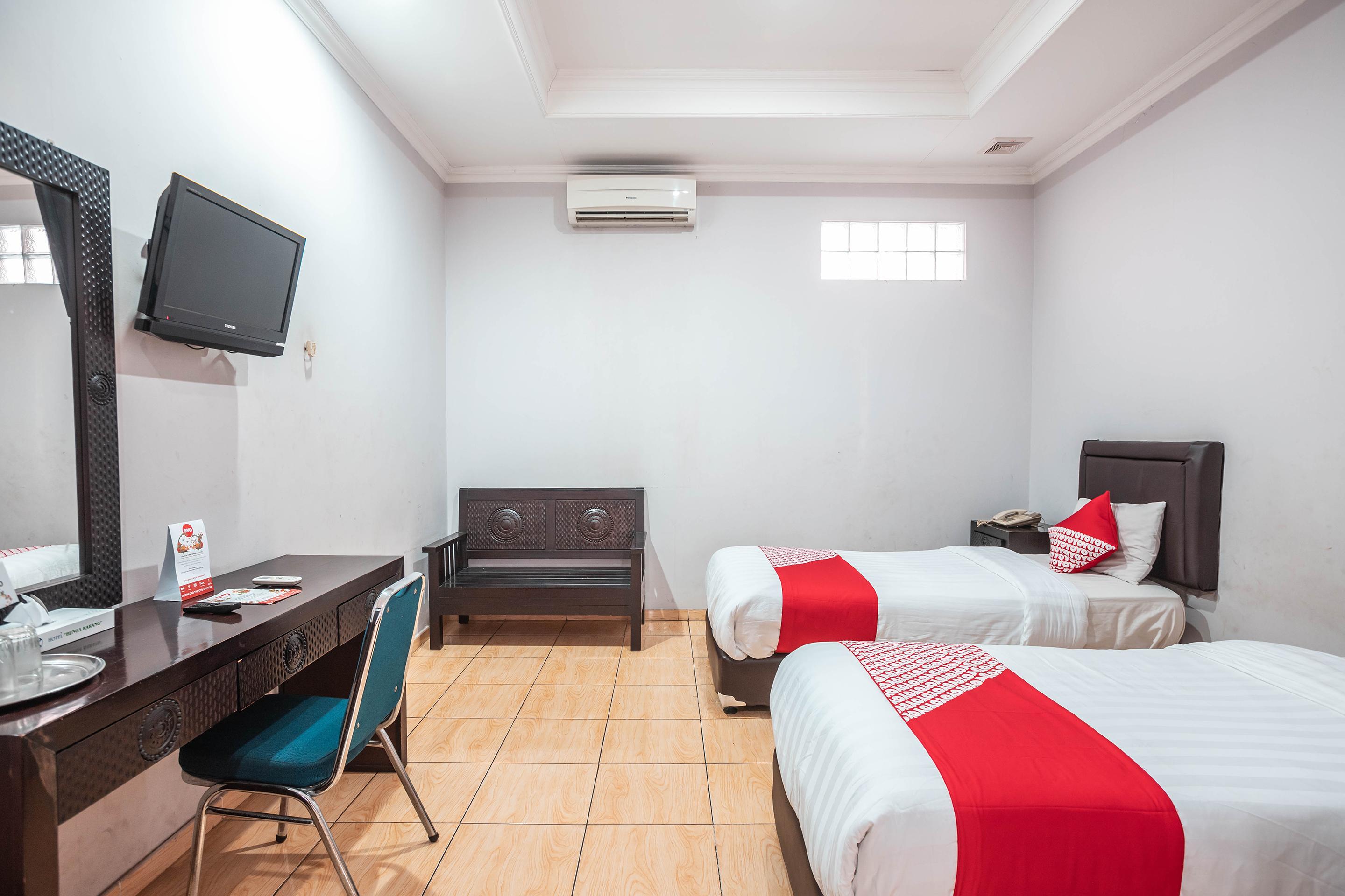 Super Oyo 686 Bunga Karang Hotel Bekasi Esterno foto