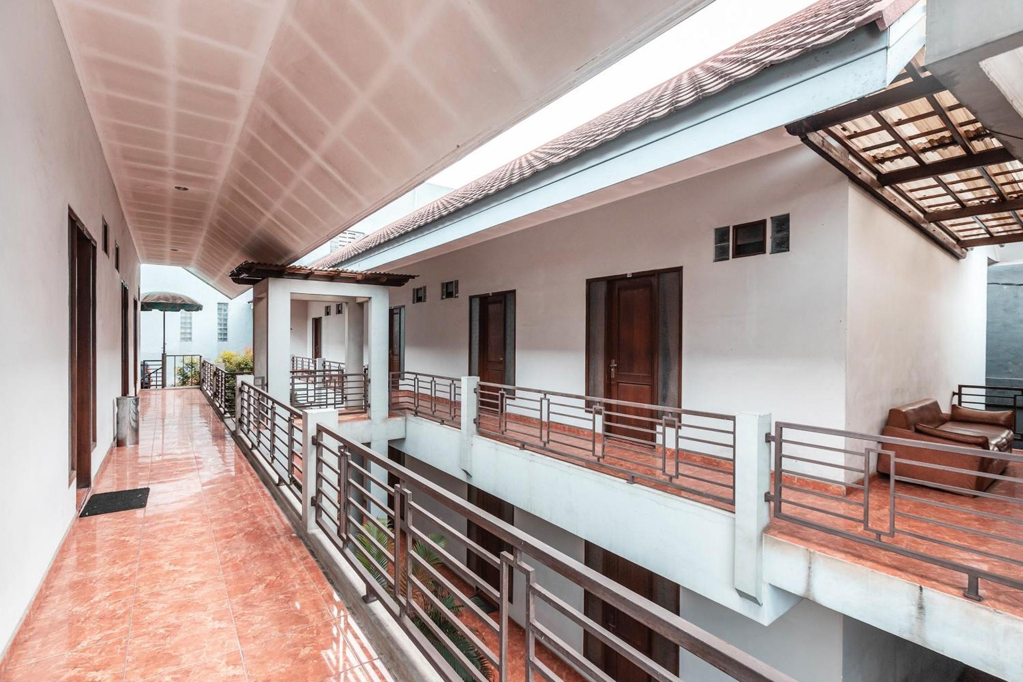 Super Oyo 686 Bunga Karang Hotel Bekasi Esterno foto
